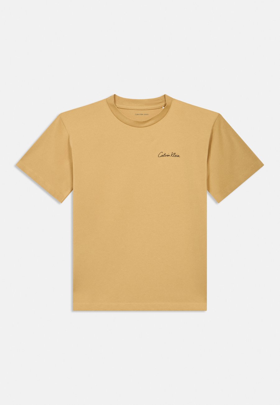 Футболка Calvin Klein Jeans POLAROID UNISEX, Sandy Beige/Beige, Бежевый, Футболка Calvin Klein Jeans POLAROID UNISEX, Sandy Beige/Beige
Футболка Calvin Klein Jeans POLAROID UNISEX, Sandy Beige/Beige, Бежевый, Футболка Calvin Klein Jeans POLAROID UNISEX, Sandy Beige/Beige
