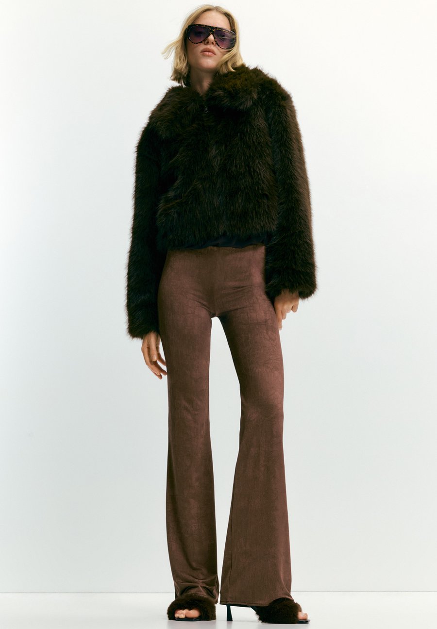 Брюки PULL&BEAR TEXTURED BELL BOTTOM, Brown
Брюки PULL&BEAR TEXTURED BELL BOTTOM, Brown