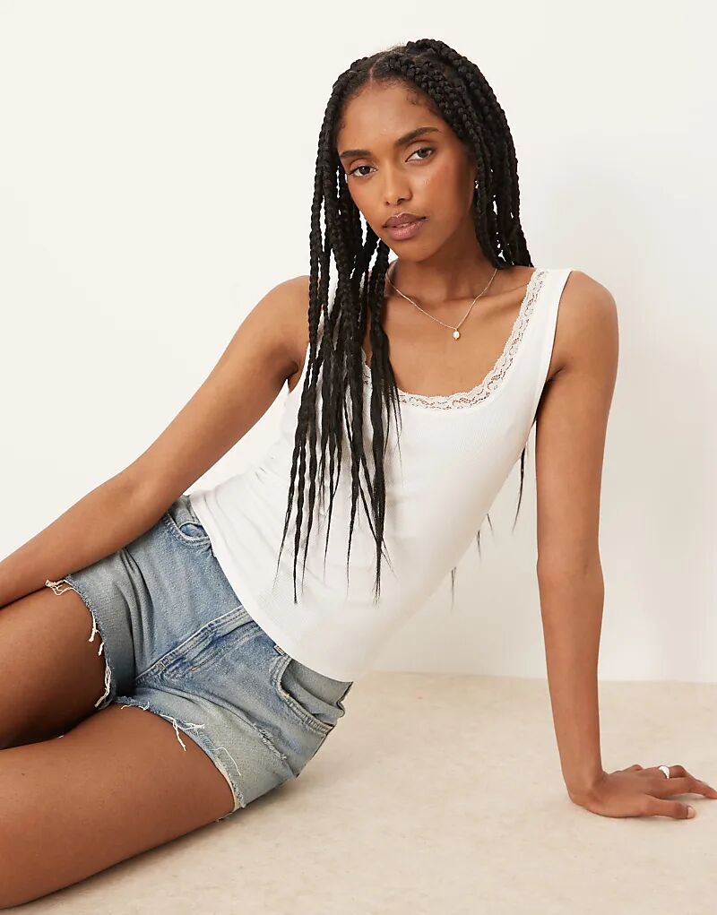 Майка Gina Tricot с кружевными деталями цвета «кремовый»
Майка Gina Tricot с кружевными деталями цвета «кремовый»