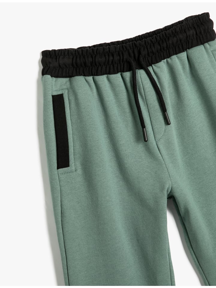 Спортивные брюки цвета хаки KOTON
Спортивные брюки цвета хаки KOTON