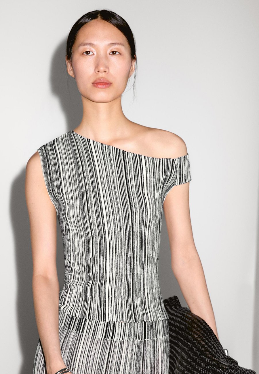 Топ Massimo Dutti ASYMMETRIC NECK WITH STRIPED PRINT, Black
Топ Massimo Dutti ASYMMETRIC NECK WITH STRIPED PRINT, Black