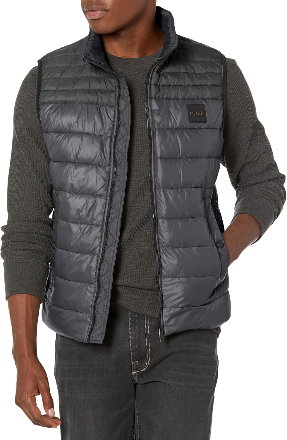 BOSS Мужская легкая нейлоновая пуховая жилетка с нашивкой-логотипом, Smokey Black
BOSS Мужская легкая нейлоновая пуховая жилетка с нашивкой-логотипом, Smokey Black