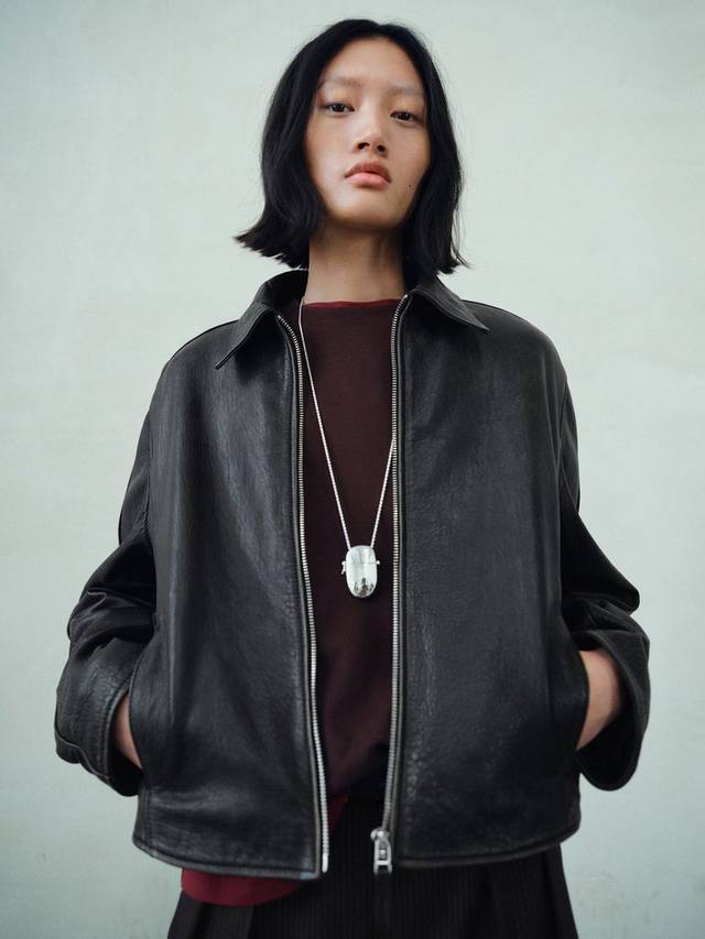 Кожаная куртка из замши с низкими лацканами Mango
Кожаная куртка из замши с низкими лацканами Mango