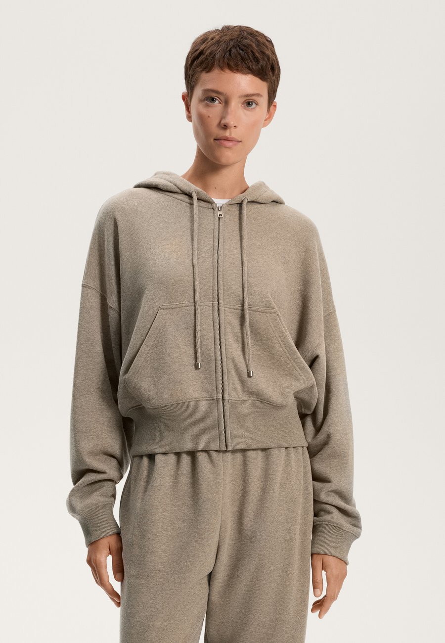 Толстовка OYSHO WIDE SLEEVE HOODED, Khaki
Толстовка OYSHO WIDE SLEEVE HOODED, Khaki