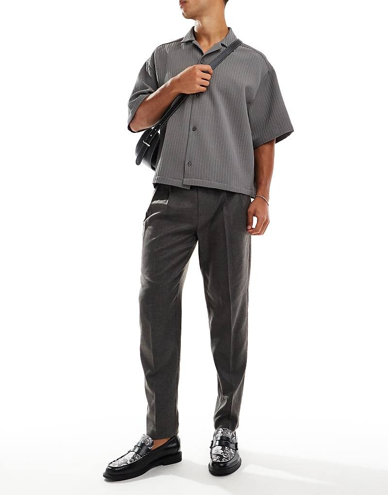 ASOS DESIGN – элегантные зауженные брюки коричневого цвета с узором «елочка»
ASOS DESIGN – элегантные зауженные брюки коричневого цвета с узором «елочка»