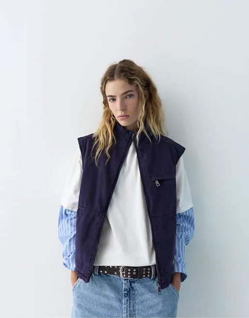 Темно-синий стеганый жилет Pull&Bear
Темно-синий стеганый жилет Pull&Bear