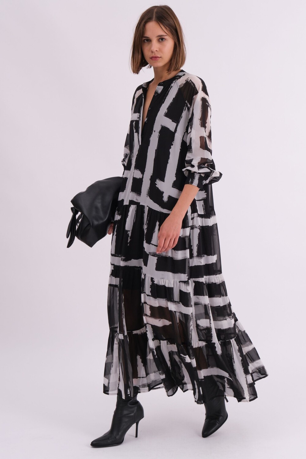 Платье рубашка макси Sunset с многоярусной юбкой в стиле бохо с абстрактными принтами Religion, черный 
Платье рубашка макси Sunset с многоярусной юбкой в стиле бохо с абстрактными принтами Religion, черный