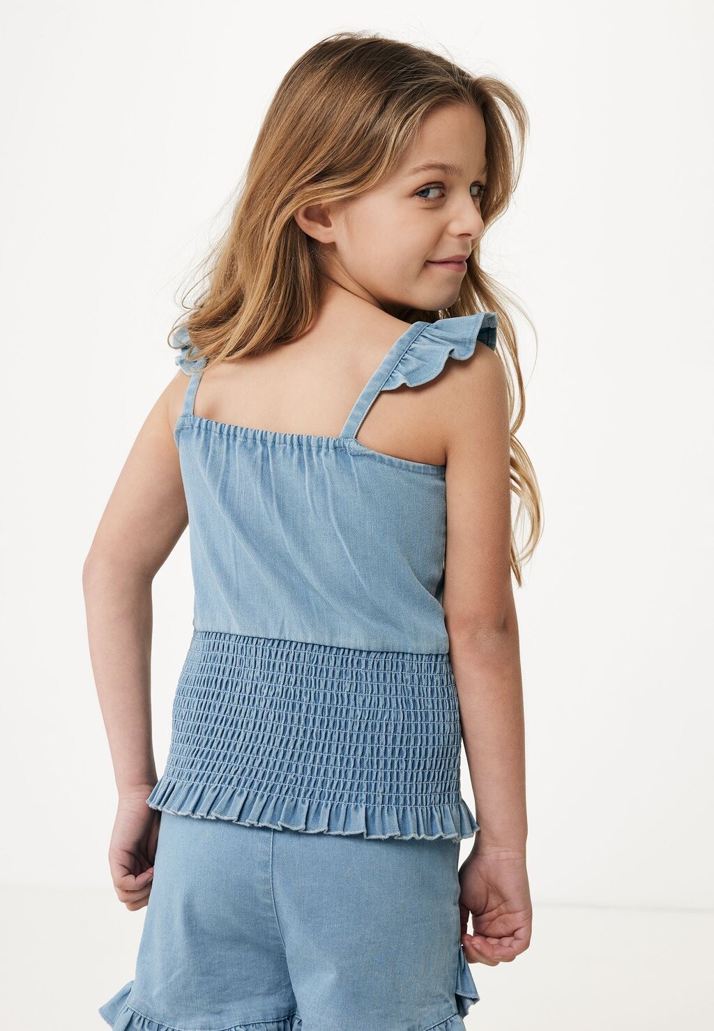 Блуза SLEEVELESS RUFFLE WITH SMOCKED WAIST Mexx, синий
Блуза SLEEVELESS RUFFLE WITH SMOCKED WAIST Mexx, синий