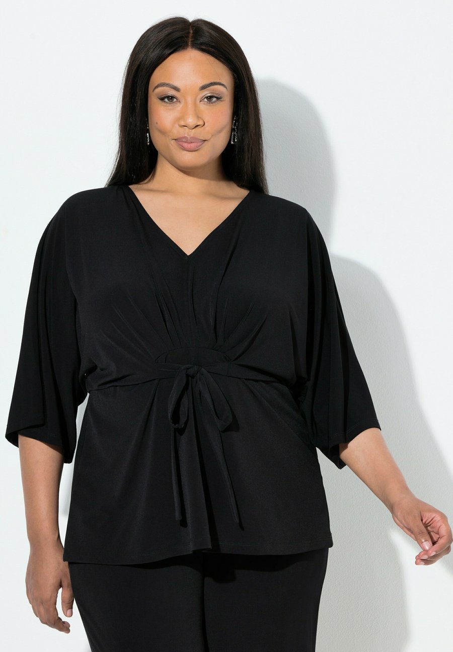 Топ Ulla Popken KIMONO-BINDEGÜRTEL V-AUSSCHNITT 3/4-ARM, Black
Топ Ulla Popken KIMONO-BINDEGÜRTEL V-AUSSCHNITT 3/4-ARM, Black