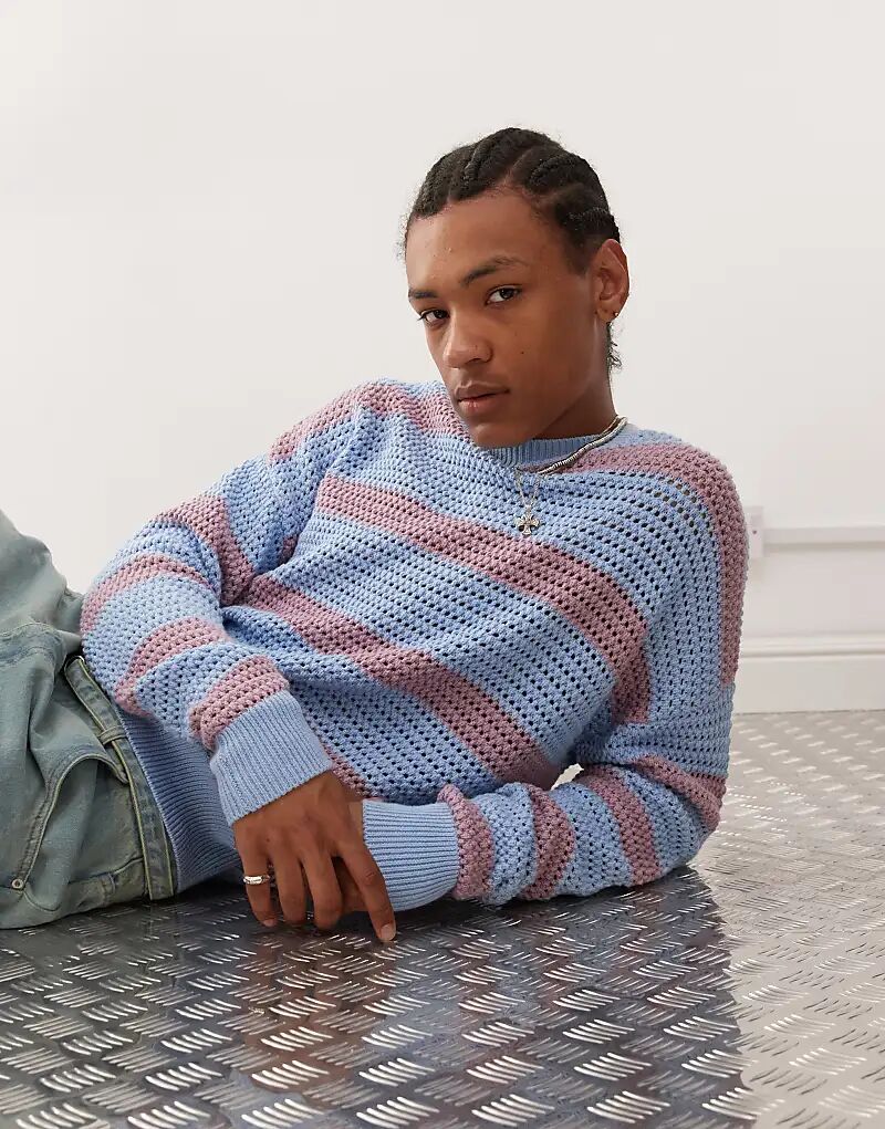 Запрещенный свитер грубой вязки в полоску синего и розового цветов
Запрещенный свитер грубой вязки в полоску синего и розового цветов