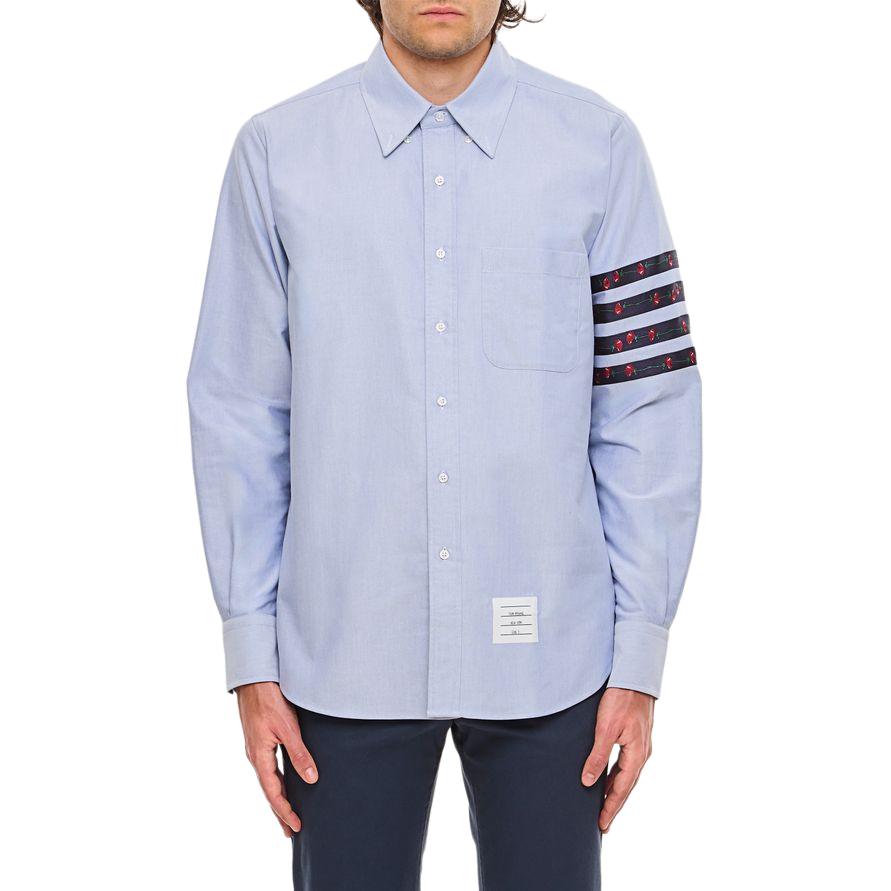 Рубашка с четырьмя полосками и фигурным подолом THOM BROWNE, синий
Рубашка с четырьмя полосками и фигурным подолом THOM BROWNE, синий