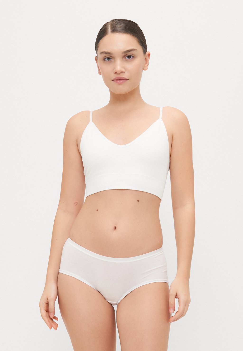 Трусы CARIN BRIEF 3 PACK Lindex, белый 
Трусы CARIN BRIEF 3 PACK Lindex, белый