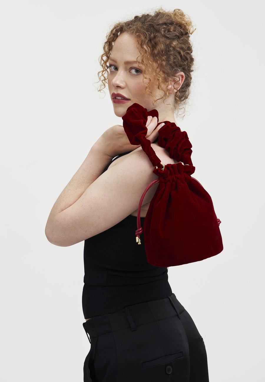 Сумка FABLE ENGLAND RED VELVET BUCKET, Ruby Red/Mottled Red
Сумка FABLE ENGLAND RED VELVET BUCKET, Ruby Red/Mottled Red