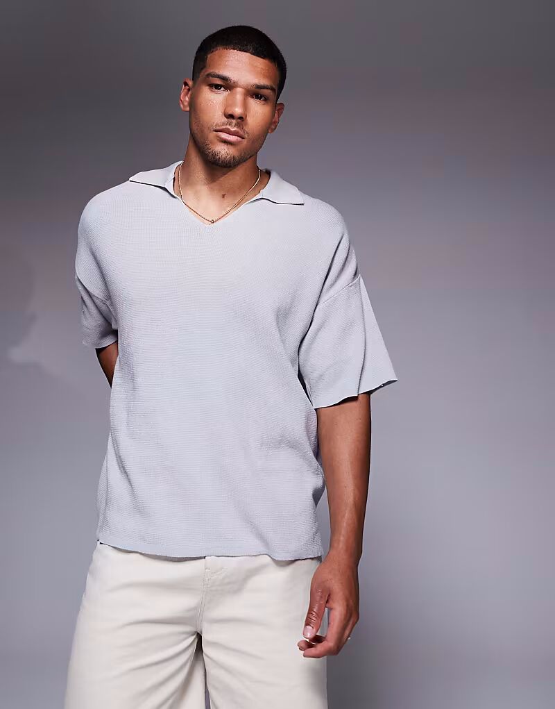 Поло свободного кроя ADPT светло-серого цвета с разрезом на шее
Поло свободного кроя ADPT светло-серого цвета с разрезом на шее