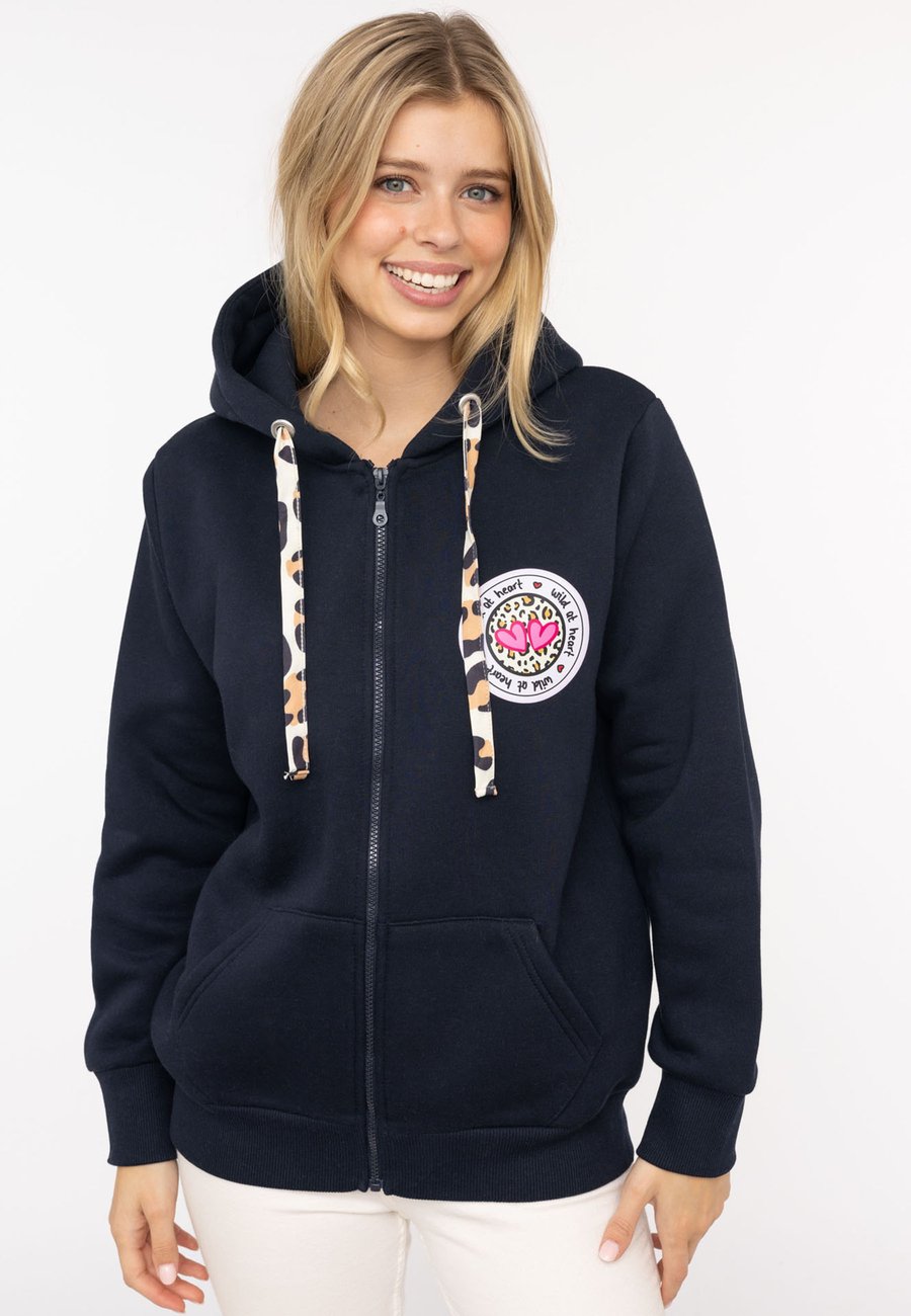 Толстовка Zwillingsherz Zip-up sweatshirt, Dunkelblau/Dark Blue
Толстовка Zwillingsherz Zip-up sweatshirt, Dunkelblau/Dark Blue