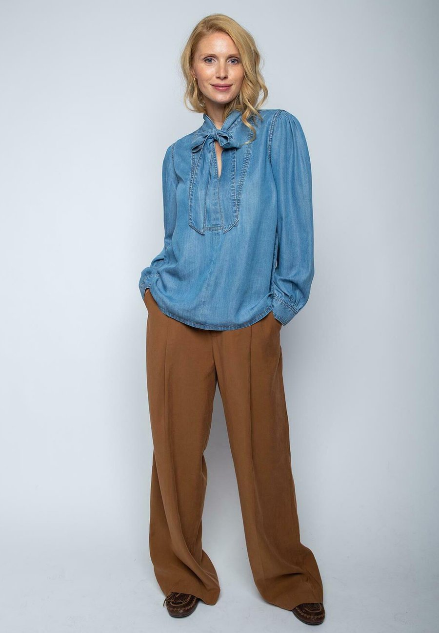 Блуза Emily van den Bergh Blouse, Dark Denim/Blue Denim
Блуза Emily van den Bergh Blouse, Dark Denim/Blue Denim