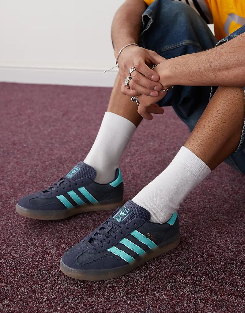 Кроссовки Gazelle Indoor темно-синего и синего цветов adidas Originals 
Кроссовки Gazelle Indoor темно-синего и синего цветов adidas Originals