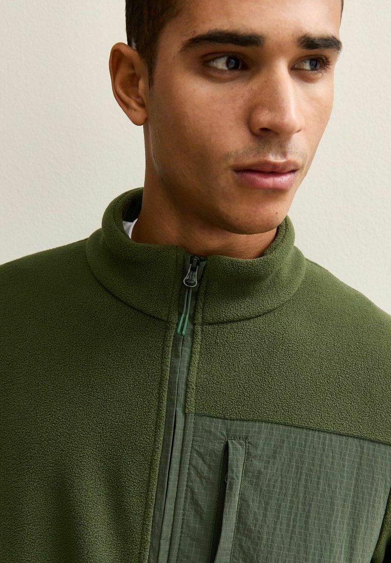 Флисовая куртка New Look RELAXED FLEECE TECH, Dark Green
Флисовая куртка New Look RELAXED FLEECE TECH, Dark Green