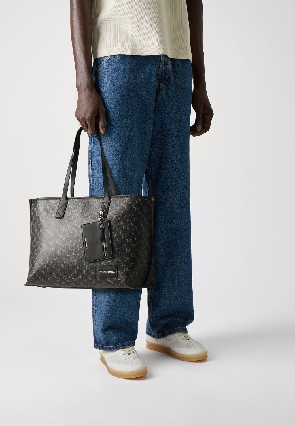 Сумка-тоут VOYAGE TOTE UNISEX KARL LAGERFELD, черный
Сумка-тоут VOYAGE TOTE UNISEX KARL LAGERFELD, черный