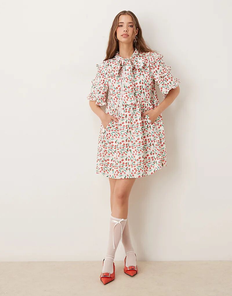 Мини-платье Sister Jane с большим бантом и принтом вишен
Мини-платье Sister Jane с большим бантом и принтом вишен