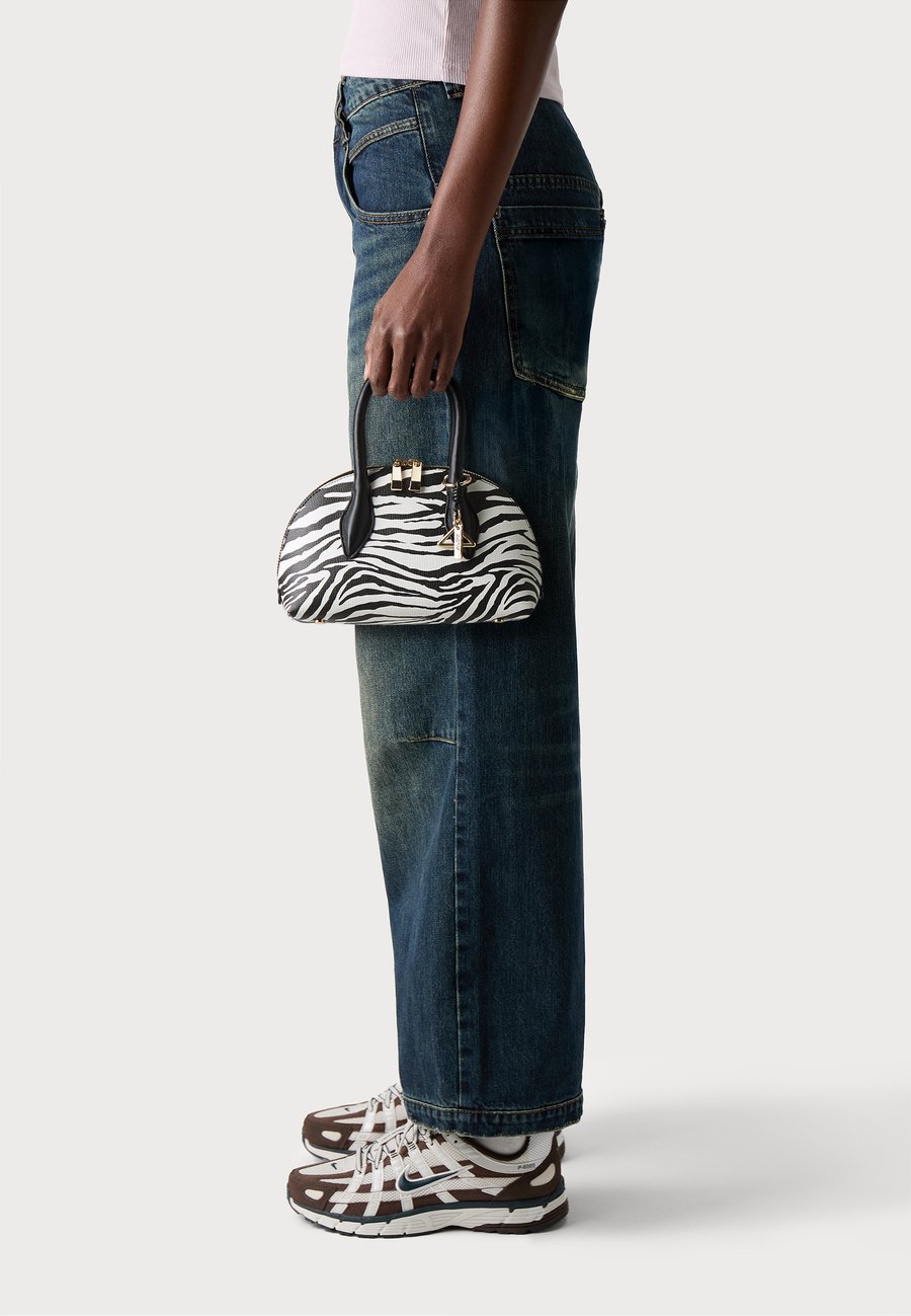 Сумка ALDO NOVALLIE, Black/White/Black
Сумка ALDO NOVALLIE, Black/White/Black