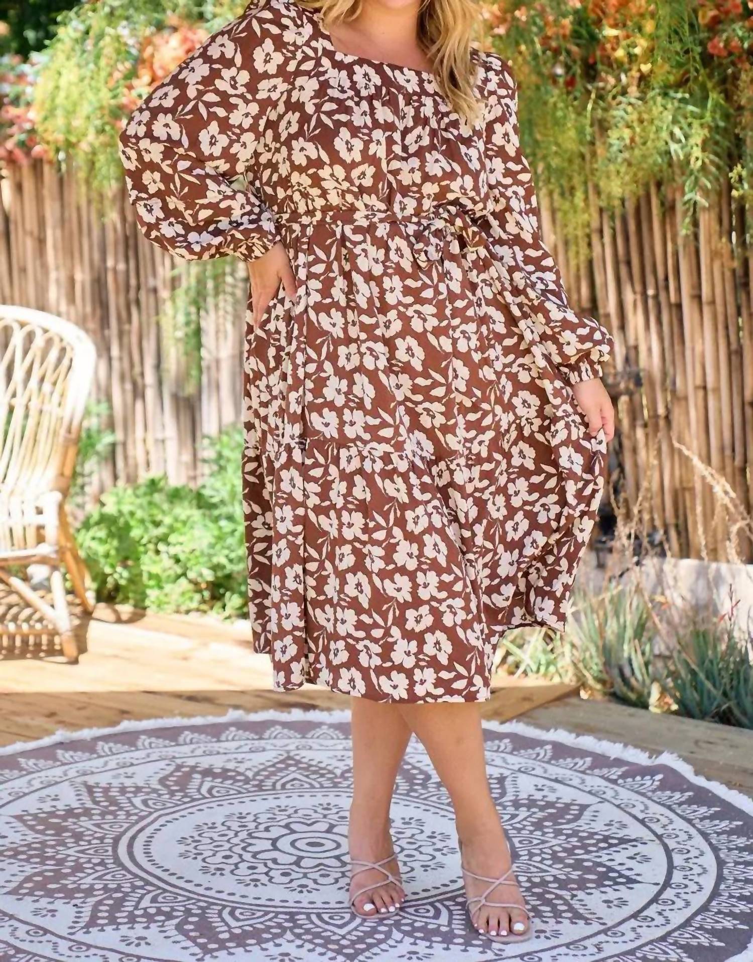 Платье миди с цветочным принтом и поясом на талии коричневого цвета Faith Apparel
Платье миди с цветочным принтом и поясом на талии коричневого цвета Faith Apparel