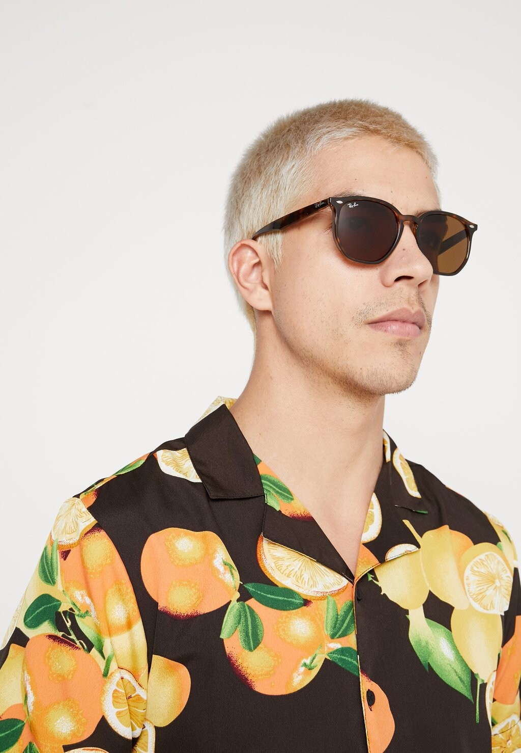 Солнцезащитные очки Ray-Ban, темно-коричневые 
Солнцезащитные очки Ray-Ban, темно-коричневые