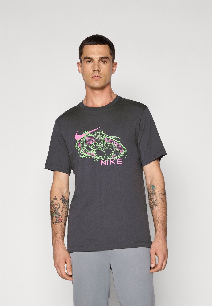 Спортивная футболка Nike Performance TEE WILDCARD, Anthracite
Спортивная футболка Nike Performance TEE WILDCARD, Anthracite