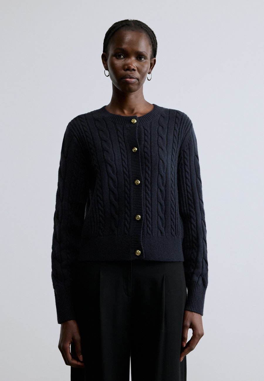 Кардиган Barbour ELINA CARDIGAN, Dark Navy/Dark Blue
Кардиган Barbour ELINA CARDIGAN, Dark Navy/Dark Blue
