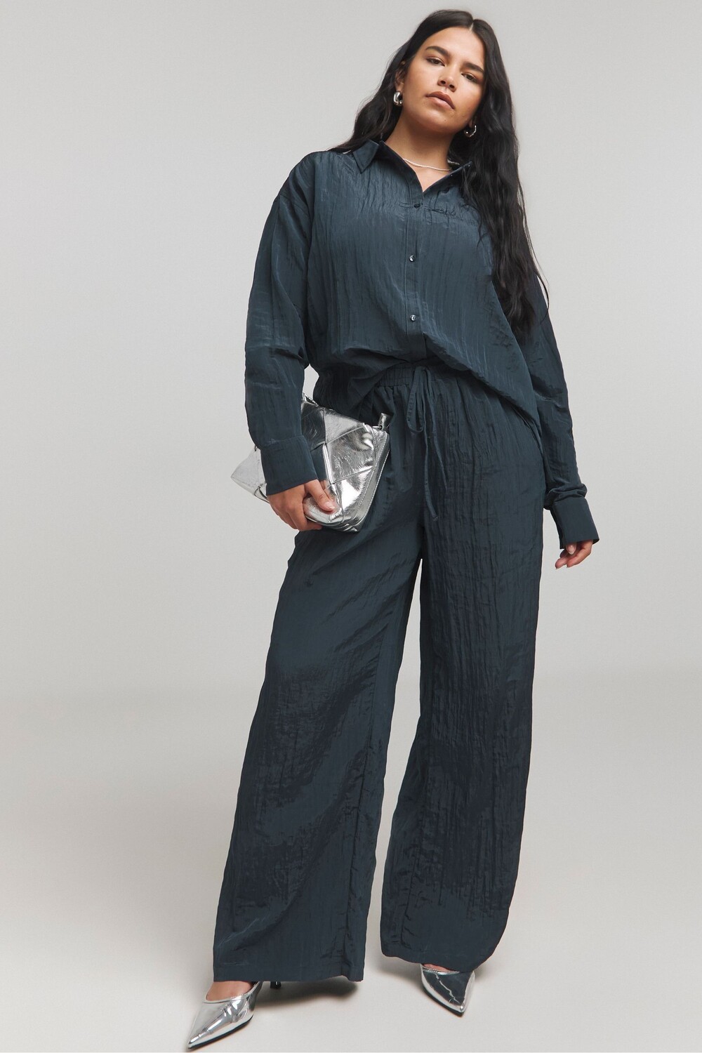 Широкие брюки из текстурированного атласа Simply Be, синий
Широкие брюки из текстурированного атласа Simply Be, синий