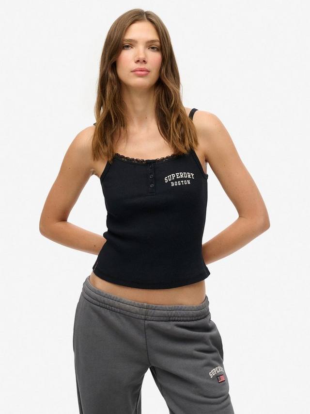 Топ-ками Athletic Essentials с вышивкой и пуговицами Superdry, Eclipse Navy
Топ-ками Athletic Essentials с вышивкой и пуговицами Superdry, Eclipse Navy