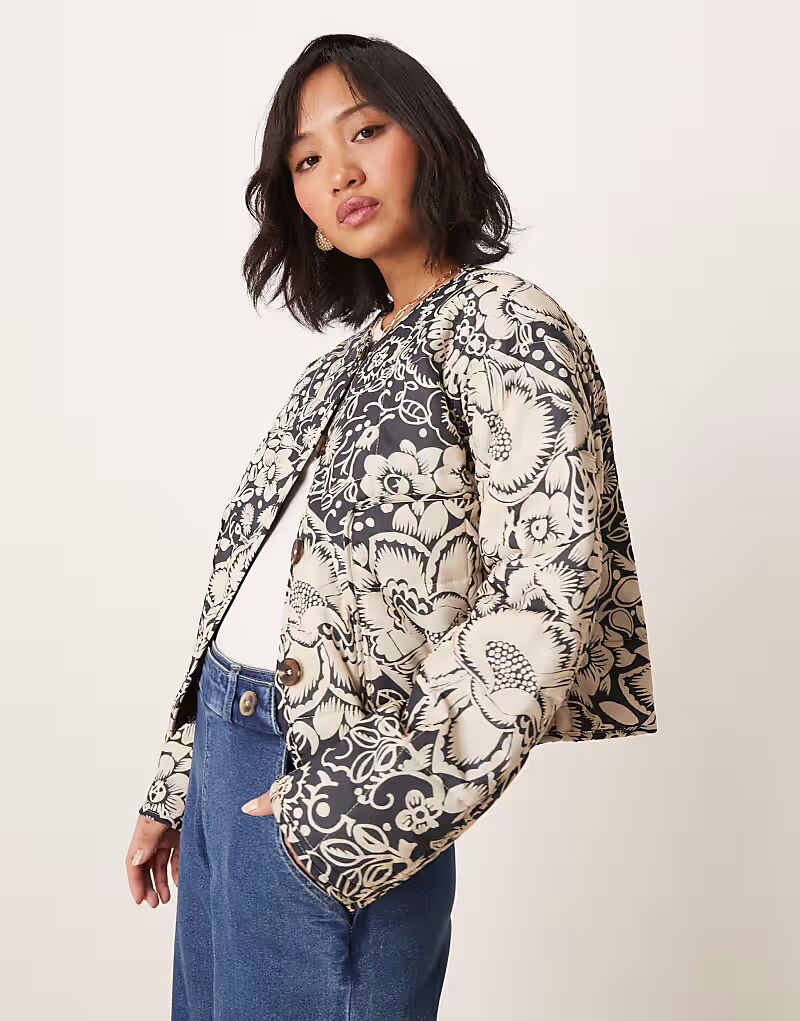 ASOS DESIGN Petite укороченная стеганая куртка без воротника с черно-белым цветочным принтом ASOS Petite
ASOS DESIGN Petite укороченная стеганая куртка без воротника с черно-белым цветочным принтом ASOS Petite