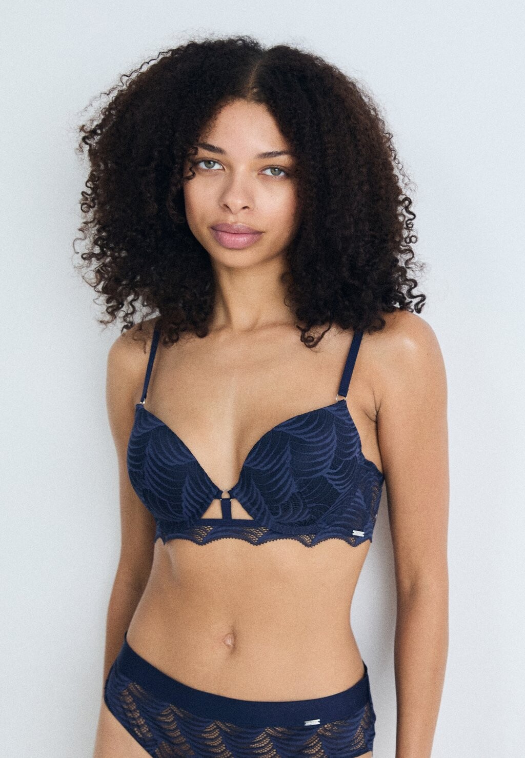 Бюстгальтер пуш-ап LASCANA, темно-синий
Бюстгальтер пуш-ап LASCANA, темно-синий