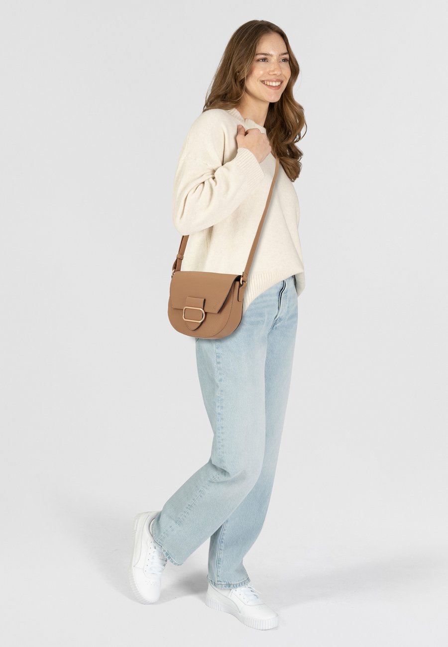 Сумка кросс-боди Gabor MELORA UMHÄNGETASCHE, Camel/Light Brown
Сумка кросс-боди Gabor MELORA UMHÄNGETASCHE, Camel/Light Brown