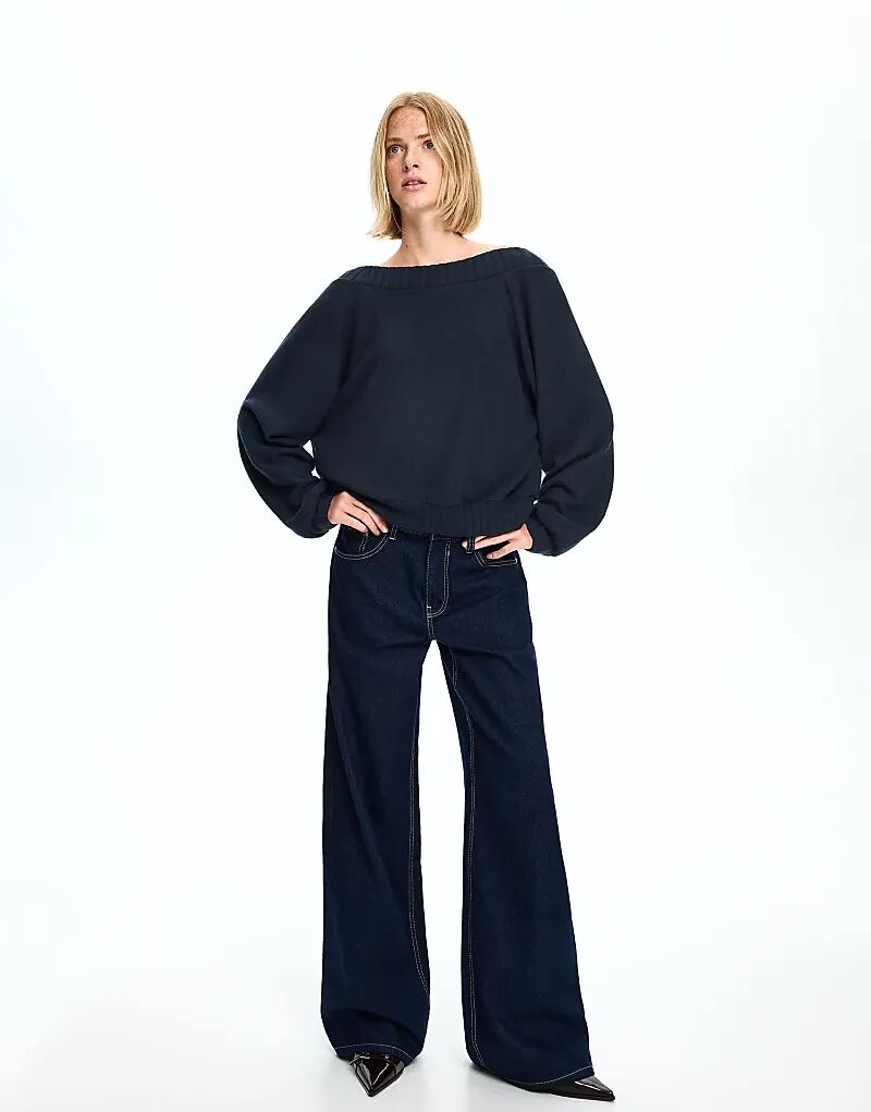 Свитер Bershka с открытой спиной темно-синего цвета
Свитер Bershka с открытой спиной темно-синего цвета