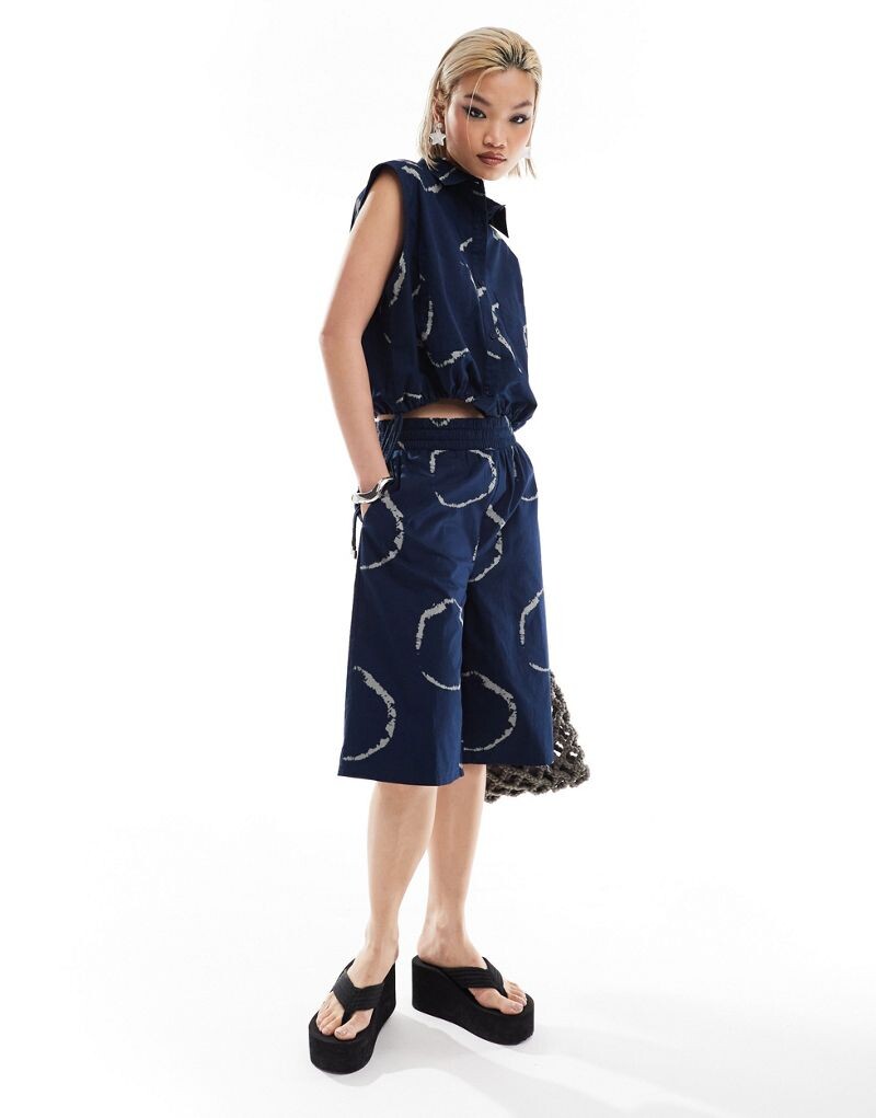 Длинные укороченные боксеры COLLUSION с синим принтом тай-дай
Длинные укороченные боксеры COLLUSION с синим принтом тай-дай