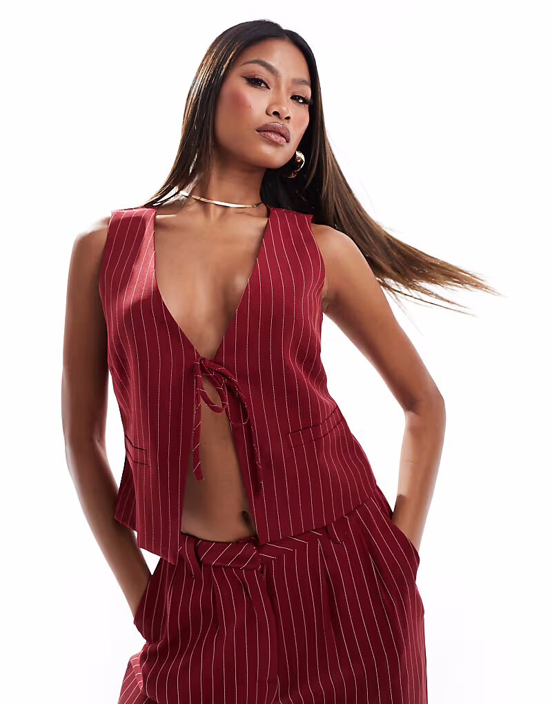 Эксклюзивный жилет Kaiia с завязкой спереди в тонкую бордовую полоску
Эксклюзивный жилет Kaiia с завязкой спереди в тонкую бордовую полоску