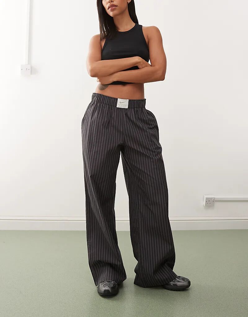 Широкие брюки из поплина Nike Stripe черного и серого цветов
Широкие брюки из поплина Nike Stripe черного и серого цветов