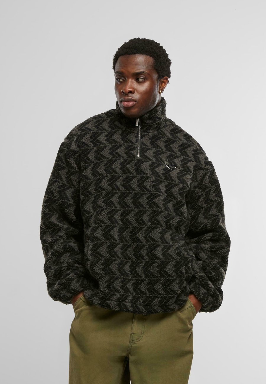 Джемпер Karl Kani SIGNATURE MONOGRAM TROYER, Black/Darkgrey/Dark Grey
Джемпер Karl Kani SIGNATURE MONOGRAM TROYER, Black/Darkgrey/Dark Grey