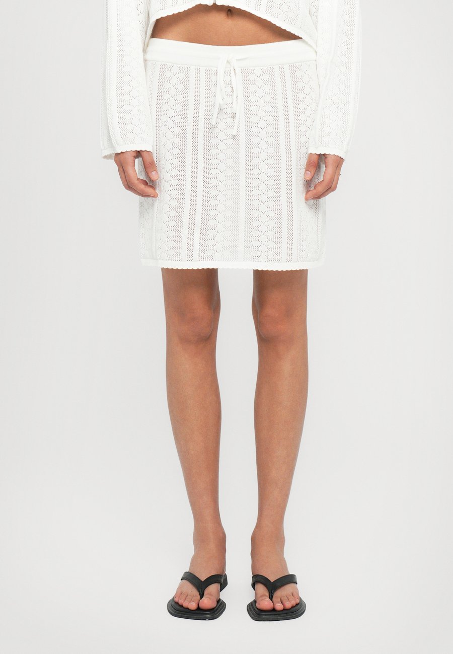 Юбка Holzweiler TINE SKIRT, Ecru/Off-White
Юбка Holzweiler TINE SKIRT, Ecru/Off-White