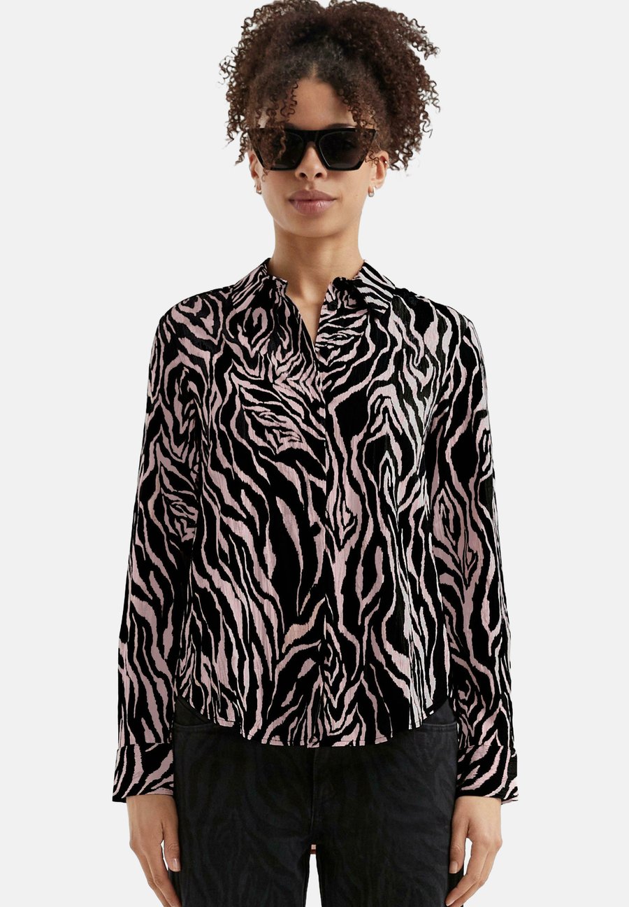 Блуза QS MIT ALL-OVER-PRINT, Schwarz/Mottled Black
Блуза QS MIT ALL-OVER-PRINT, Schwarz/Mottled Black