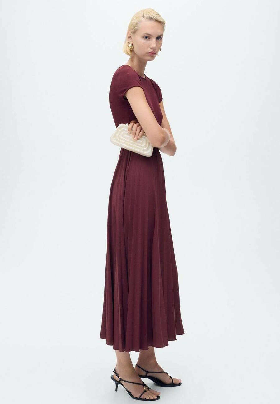 Платье Mango GECOMBINEERDE PLISSÉ, Bordeaux
Платье Mango GECOMBINEERDE PLISSÉ, Bordeaux