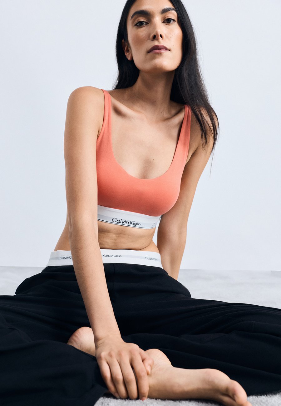 Бюстгальтер Calvin Klein Underwear LIGHTLY LINED BRALETTE ICON, Coral Pop/Coral
Бюстгальтер Calvin Klein Underwear LIGHTLY LINED BRALETTE ICON, Coral Pop/Coral