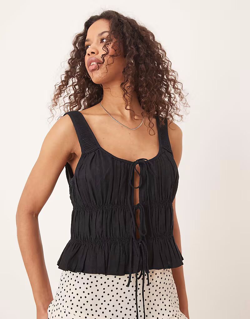 Топ с завязками спереди и сборками от Abercrombie & Fitch черного цвета
Топ с завязками спереди и сборками от Abercrombie & Fitch черного цвета