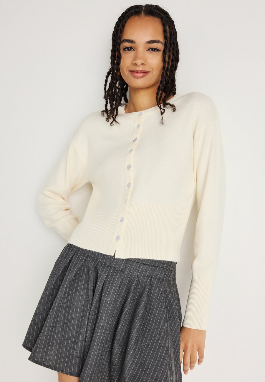 Кардиган Gina Tricot FITTED CARDIGAN, Gardenia/Off-White
Кардиган Gina Tricot FITTED CARDIGAN, Gardenia/Off-White