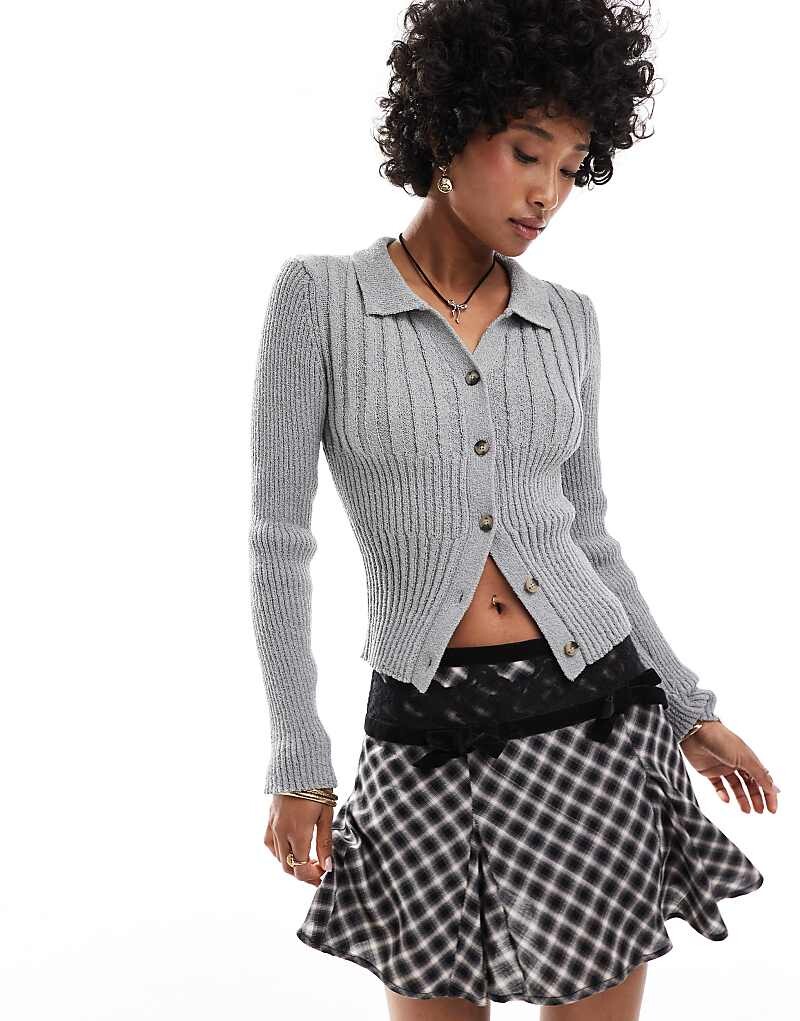 COLLUSION – Серый вязаный топ на пуговицах
COLLUSION – Серый вязаный топ на пуговицах