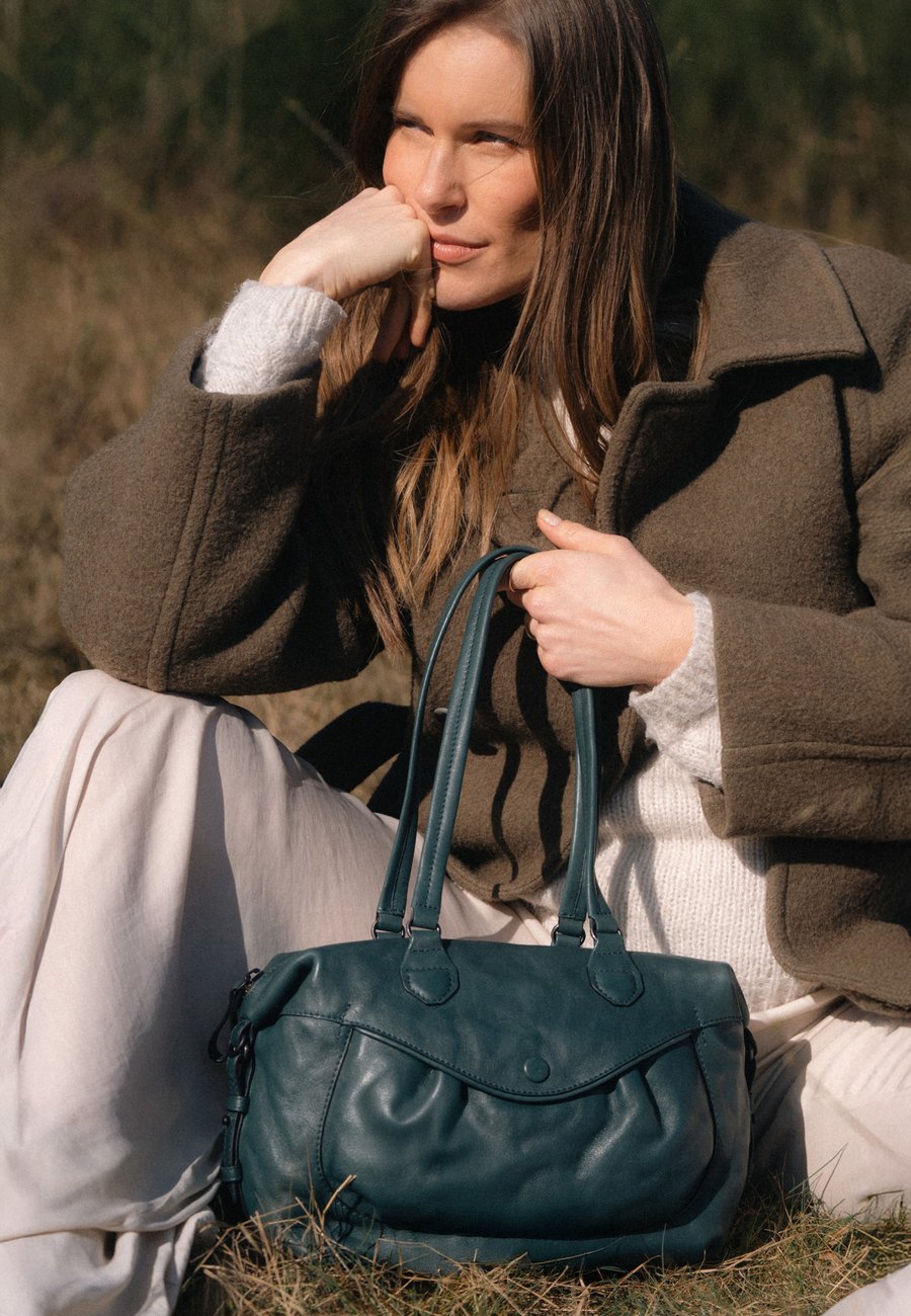 Сумка Aunts & Uncles MRS. CHURRO, Kelp Forest/Turquoise
Сумка Aunts & Uncles MRS. CHURRO, Kelp Forest/Turquoise