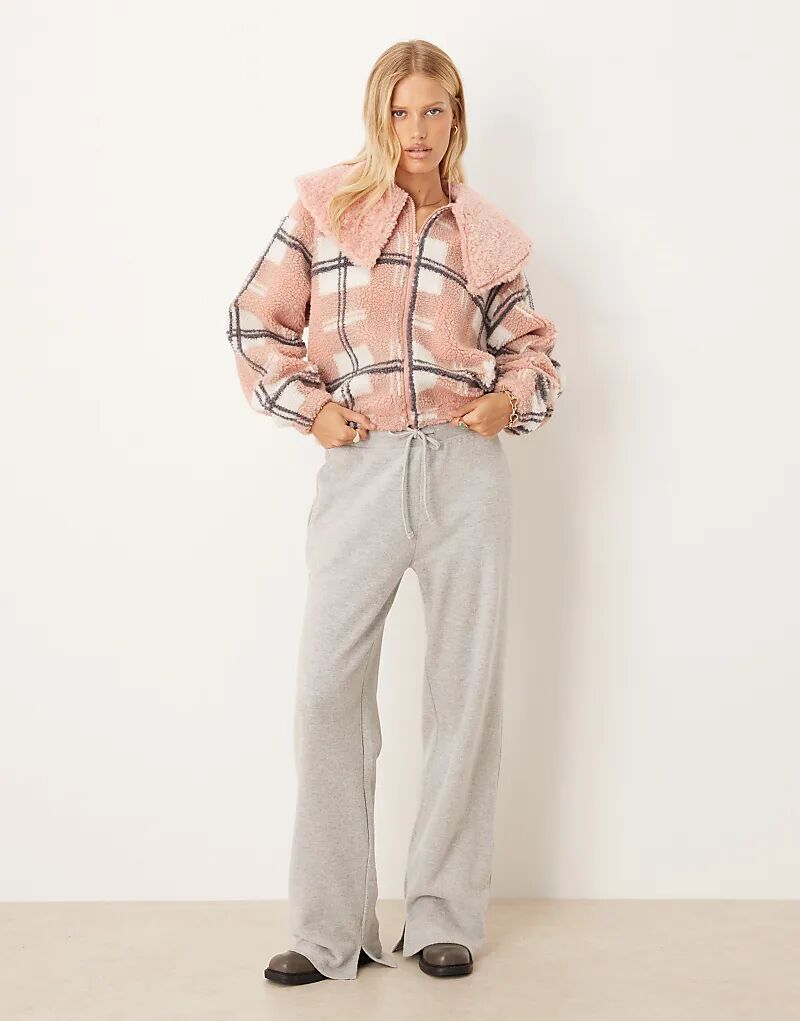 Флисовая кофта ASOS DESIGN на молнии с воротником из искусственного меха в розовую клетку
Флисовая кофта ASOS DESIGN на молнии с воротником из искусственного меха в розовую клетку
