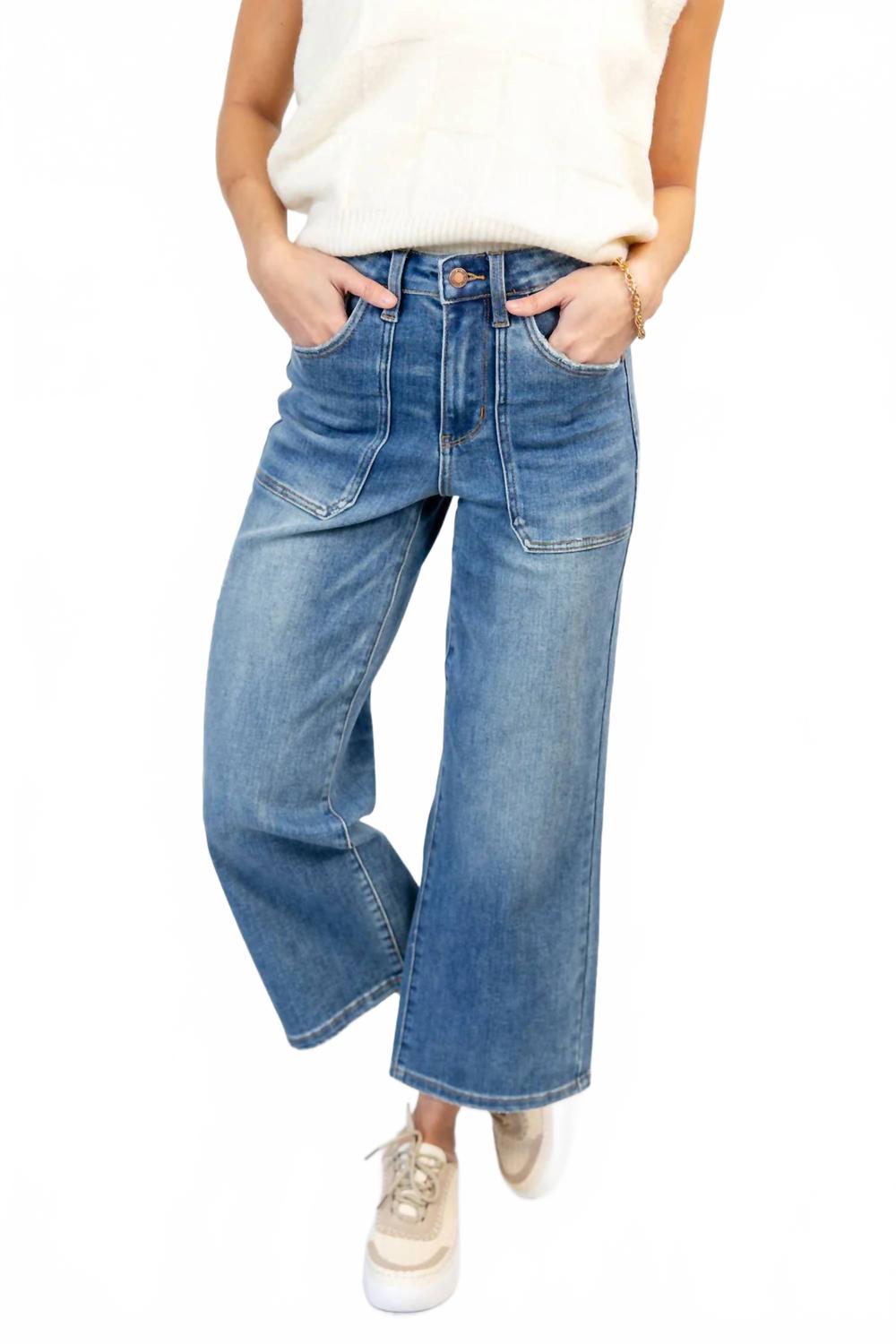 Укороченные джинсы с широкими штанинами и карманом в синем цвете Judy Blue
Укороченные джинсы с широкими штанинами и карманом в синем цвете Judy Blue