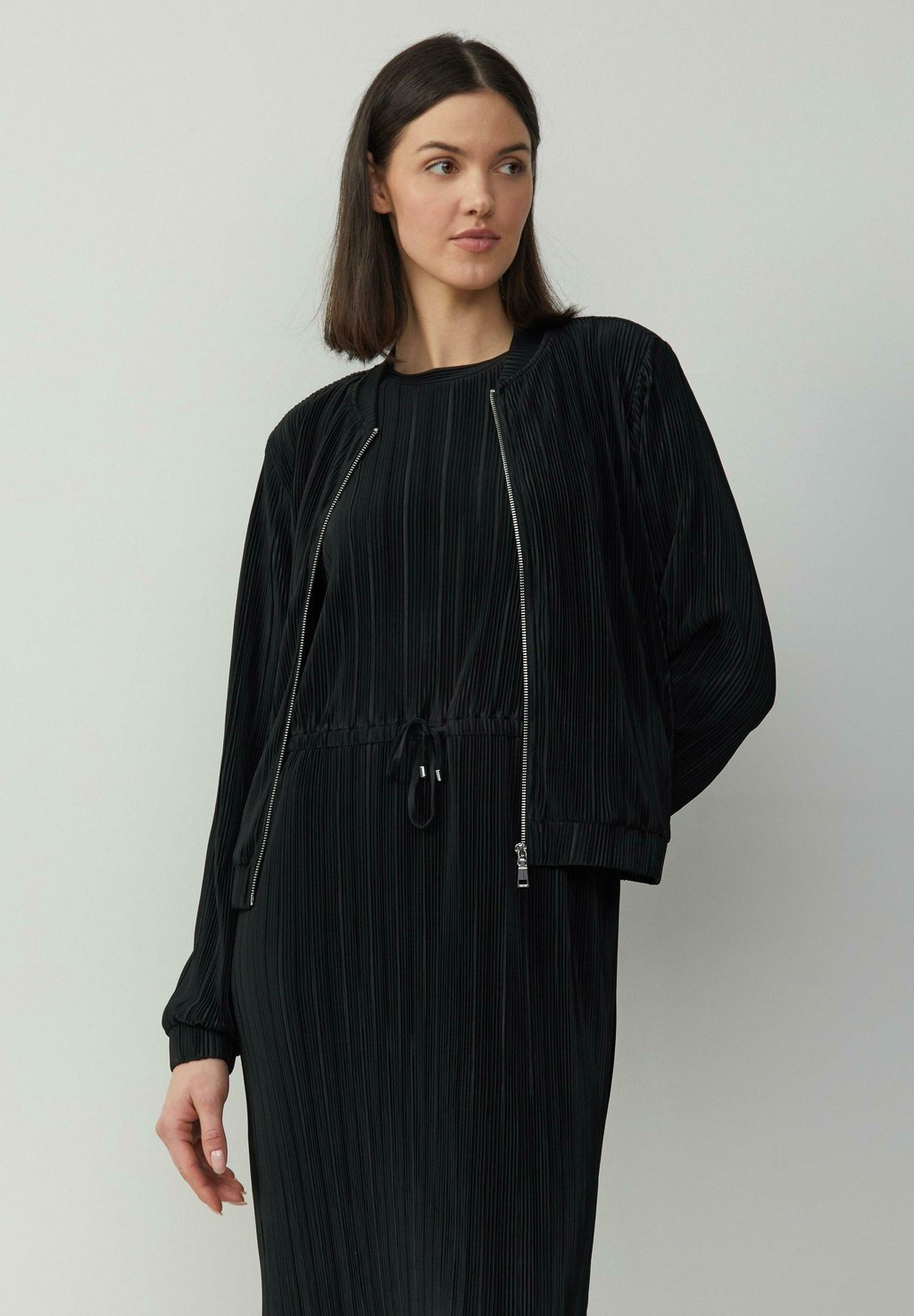 Куртка-бомбер PLISSIERTER s.Oliver, черный
Куртка-бомбер PLISSIERTER s.Oliver, черный